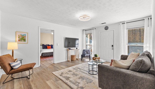 Modern 3 King beds + Rocking Chair Front Porch & Back Patio. Near downtown!