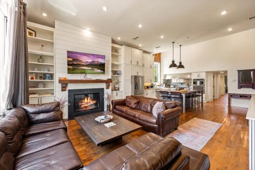Modern 3BR Condo Walk to Downtown and UT Parking