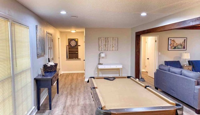 Modern 3BR Family Retreat Pool Table Fire Pit Pets Welcome