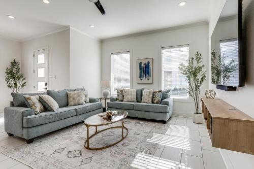 Modern 3BR Retreat - Near Bluebonnet & Hospitals