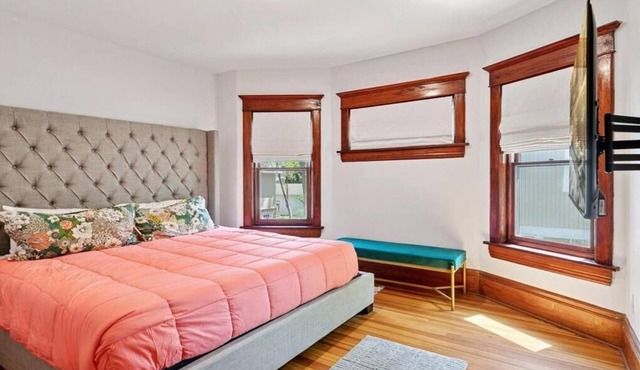 Modern 3BR Walk to River & Dining, 30+ Day Corporate & Relocation Housing