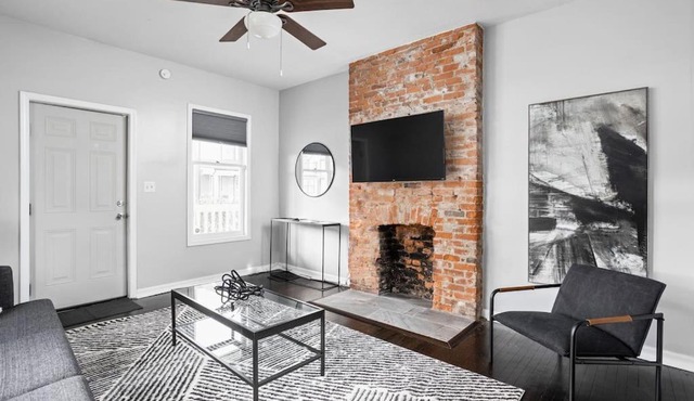Modern and Spacious Home mins to Downtown