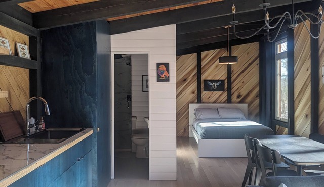 Modern Cloudland Cabin, 1.5 miles of private trails through 10 acres of woodland