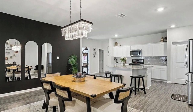 Modern & Cozy 4 bedroom home minutes from LSU & other local hotspots