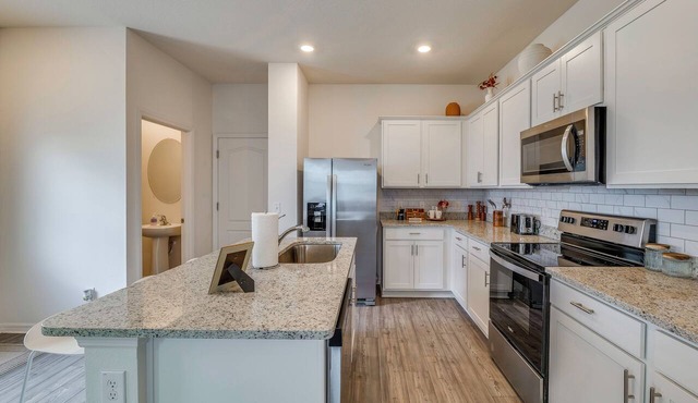 Modern Dundee Townhome Near Lakes & Legoland!