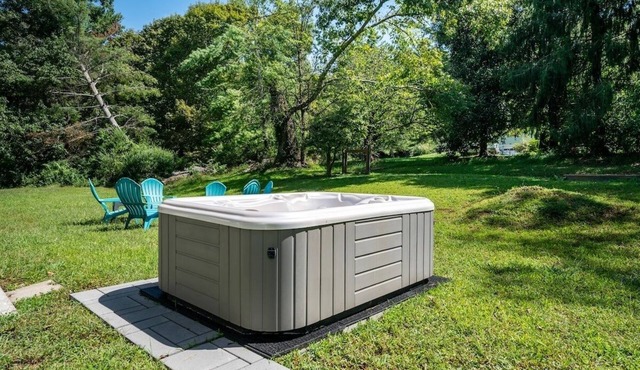Modern Knoxville Stay | Hot Tub & Grill | + Wifi