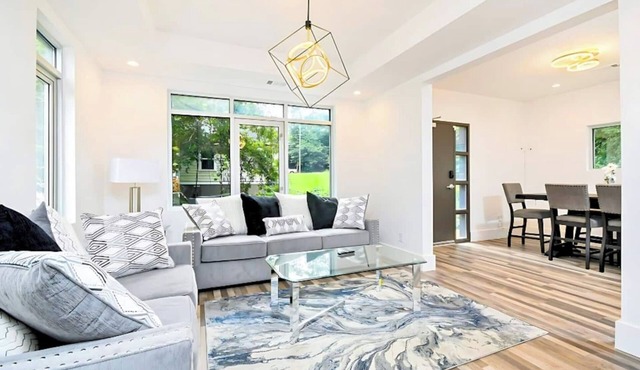 Modern Luxe ATL Retreat: Downtown+Rooftop+Sleeps 7
