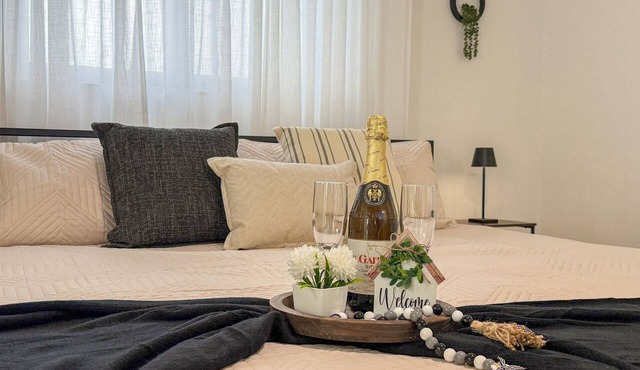 Modern Luxury Studio Kitchen, Wi-Fi & Private Parking