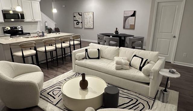 Modern-Luxury Townhouse - High-End Amenities & Designs - Near Airport