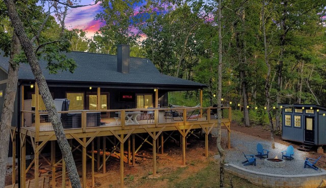 Modern Mountain Luxury w/Hot tub, BBQ, Hammock, Foosball, Cornhole + More!