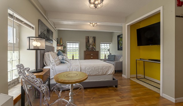 Modern Queen Suite Near SIU Carbondale