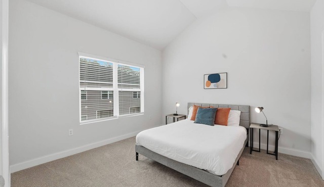 Modern Savannah 2BR Near Shopping