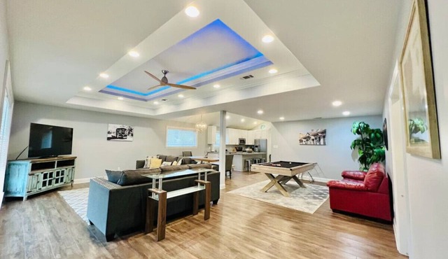 Modern Spacious Home with Pool Table and Projector 10 Min to FQ