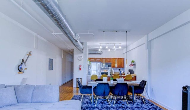 Modern Spacious Loft in Downtown w/free parking