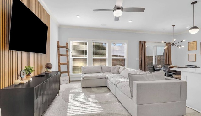 Modern Stay | Luxe 3BR | Sleeps 10 | 2 Min DT