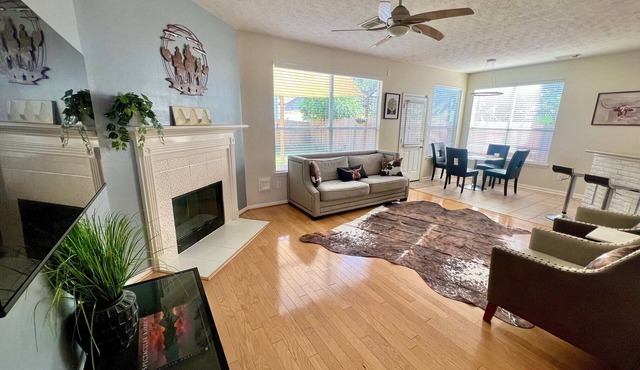 Modern & Sun-drenched TX Escape close to Galleria & Chinatown!