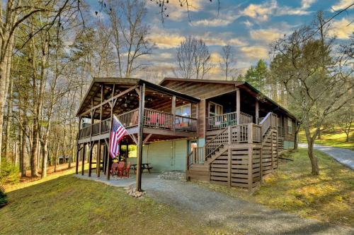 Moon Tower Cabin - Beautiful Water Views Firepit More