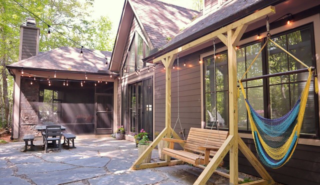 Mount Lori Hillside Retreat: 1-Level Luxury w/Screen Porch, Stone Patio, Garage