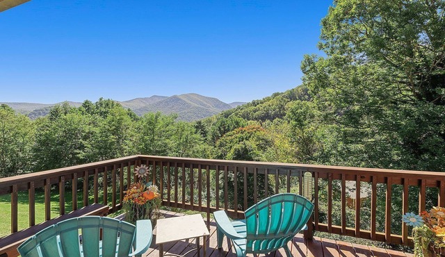 Mountain Peeks Cabin | Views & Game table