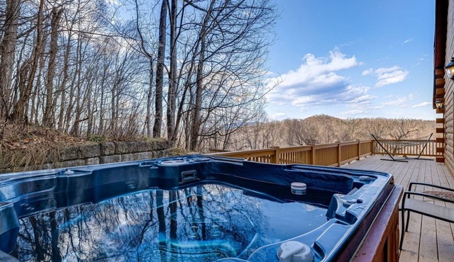 Mountain Retreat, Balcony, Hot Tub, and Grill!