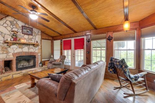 Mountaintop Ellijay Cabin w/Private Hot Tub