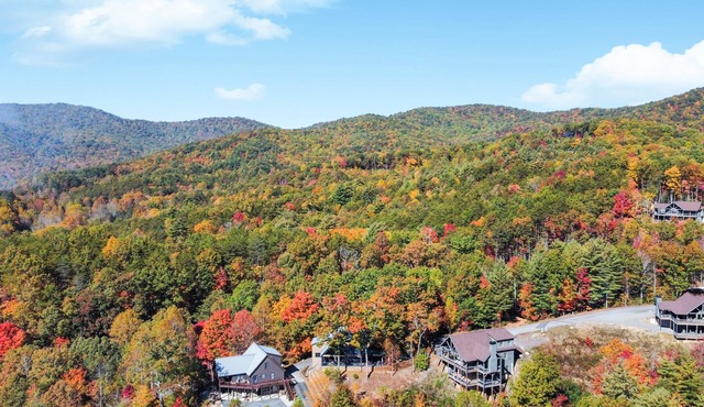 MTN VIEWS! Modern Cabin, Hot tub, Games, Families & Groups!