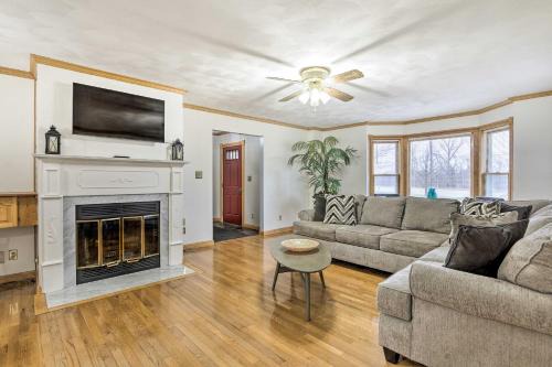Nature’s Haven Farmhouse in Pickerington w/Deck
