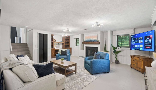 Near ATL Airport - Sleeps 7 - Smart TVs - Fenced Yard - Pets ok