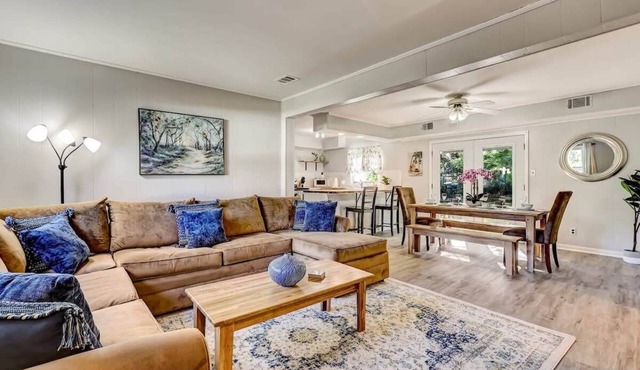 Near Downtown w/Pool! Oatland Island Escape
