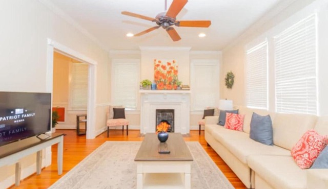 Near Lakebottom Park & Downtown - Parkside Cottage