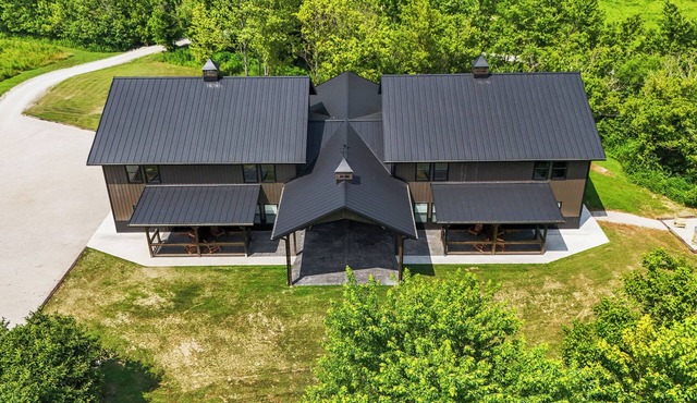 New Barn/Sleeps 12/2 Hot Tubs/EV Charger