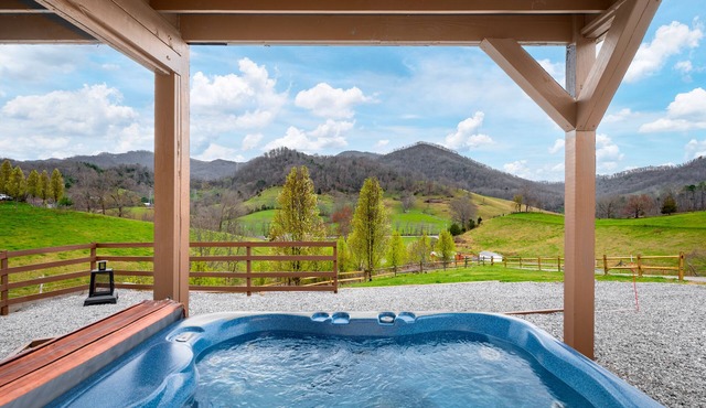 NEW Breathtaking Views, Hot tub and Arcade, in a Peaceful Mountain View Retreat