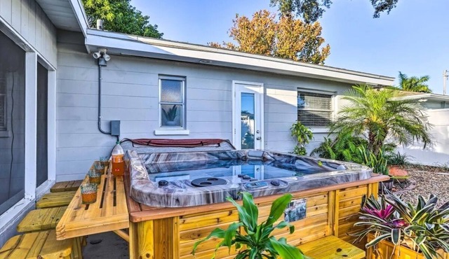 NEW! Charming private bungalow w/hot tub near beaches 3BR