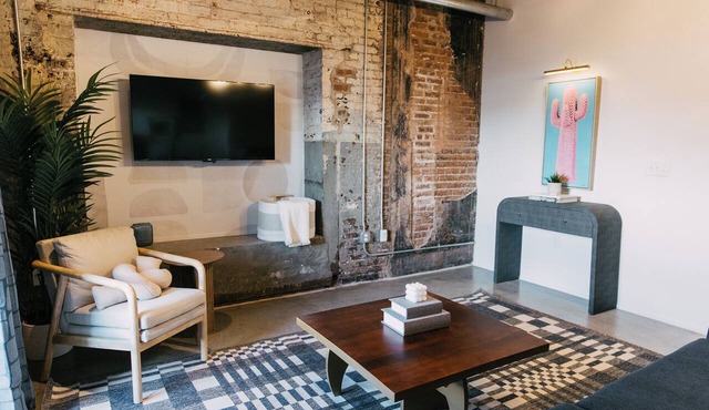 NEW Downtown Apartment - Parking Included, Walk to Orpheum, Forum, and Beale!