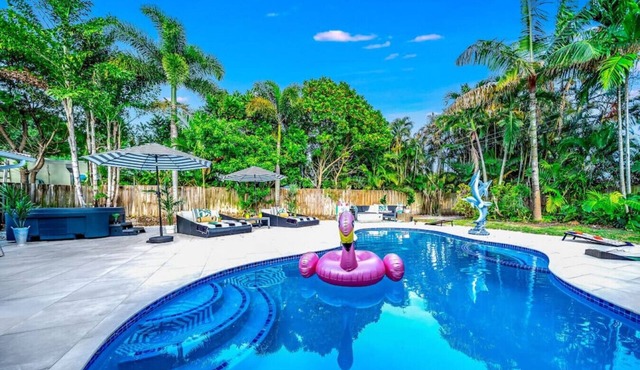 NEW! HTD POOL/HOT TUB/5 MIN TO BEACH/BAR!
