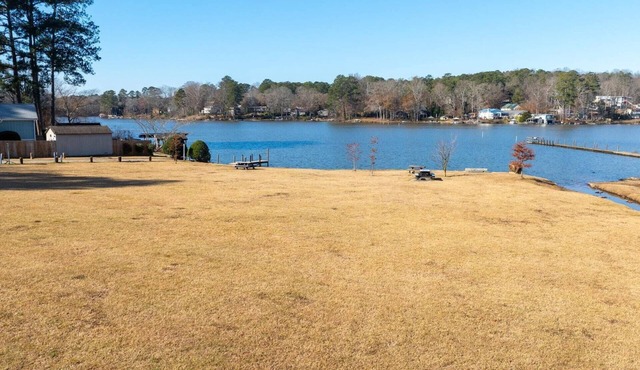 New Listing! Lake Views - Rustic Cabin Experience in Snellville - Community Pool and Lake Access