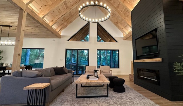New! Modern Luxury Cabin: Pool Table, Arcade, Hot Tub, Fire Pit, Sleeps 10!