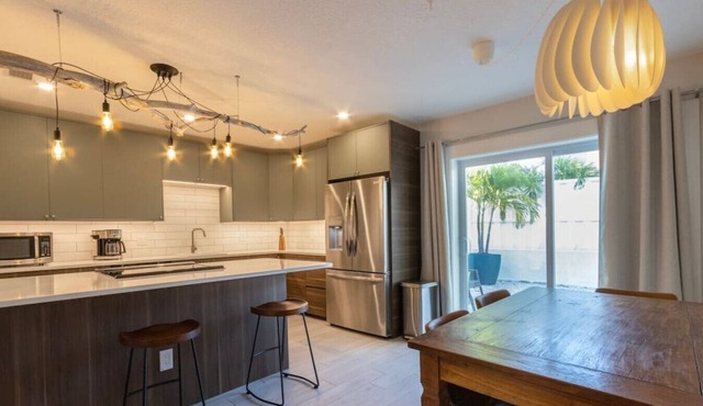 NEW! Stylish & Cozy Sea Grape near Beach & Flagler