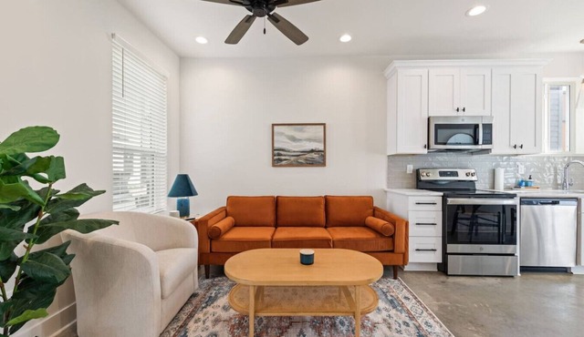 NEW-Swamp House-Luxury Amenities-65" TV-Fast WiFi