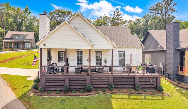 New! Wheelchair accessible 3BR/2BA cabin in Kowaliga Bay! Sleeps 10!