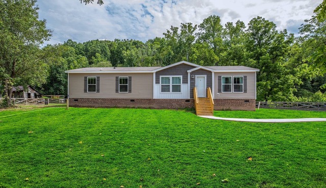 Newer 3-bedroom country farmhouse with bold creek & hot tub in Gaffney! Sleeps 5