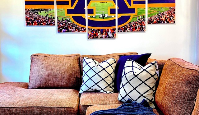 NEWLY RENOVATED, 3 blocks from AU, Game Day House “Caddy’s Shack”