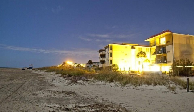 Nicely Appointed Guest Room w/Free WiFi & Shared Walkway Balcony