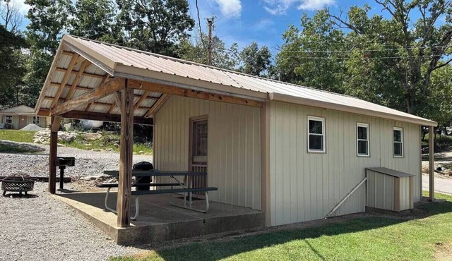 Norfork Lake - Quaint 2 bedroom, no stairs. By the pool -camp store - pavilion.