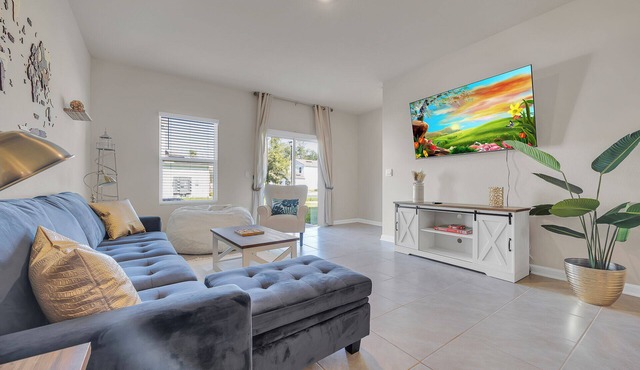 Oasis Sanctuary, 3 Bedroom Designer Home, 15 Miles to the Beaches, Fun Game Room