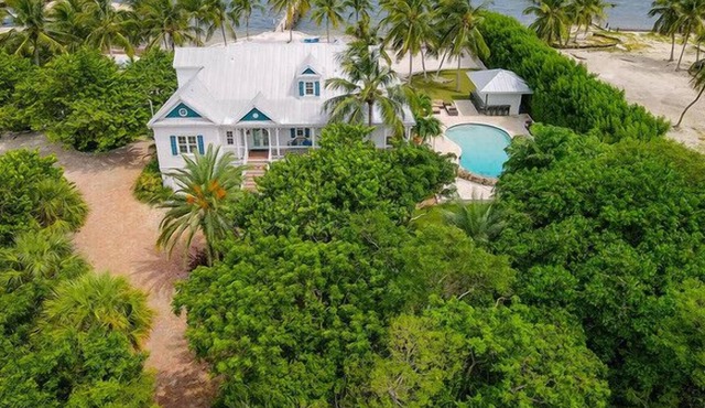 Ocean Front 5 Bedroom Estate in the Heart of Islamorada
