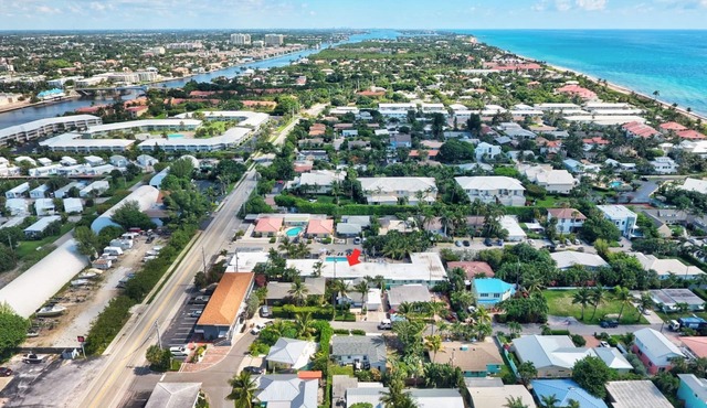 Ocean Ridge Boutique Apartment 14 with a large pool 200m from the beach