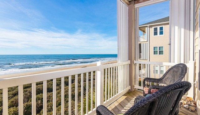 Oceanfront Gem: Pools/Hot Tub, Beach and Beyond
