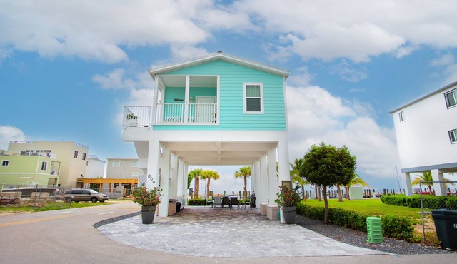 Oceanside treasure w/boat ramp, fisherman's paradise. Family friendly amenities