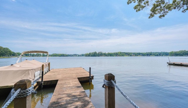 On Lake Bowen- Large dock, Million $ views, cozy and clean!